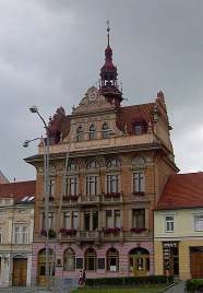 sídliště. Západně od centra se nacházejí výrazné kopce Cihelný vrch (470 m n. m.) a Sedlčanský Šiberný (478 m n. m.). Sedlčany leží na silnici I. třídy č.