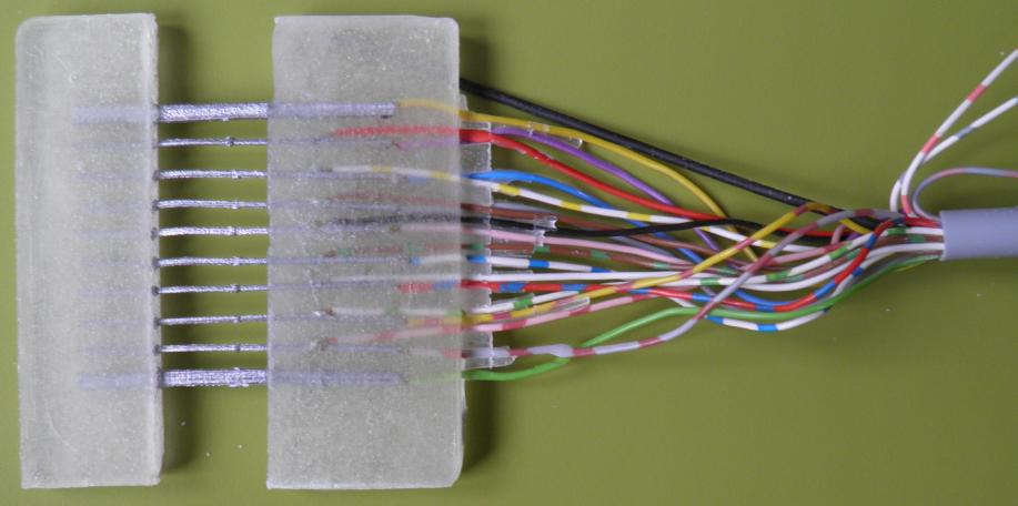 Obr. 14: Spodní část elektrody V druhé fázi je vyjmuta již vytvrzená spodní část elektrody z formy a poté jsou připájeny patřičné napěťové a proudové vodiče k jednotlivým žebrům (Obr. 15).