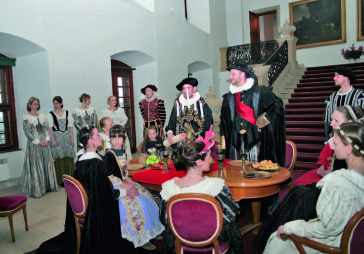 Návštěvníci Muzejní noci sledovali se zájmem podpis smluv mezi rody Dietrichsteinů a Liechtensteinů.