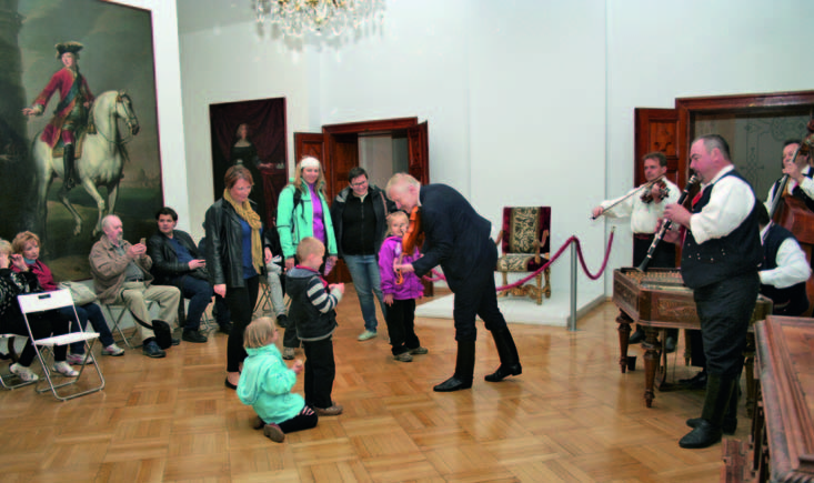 Kdo ví, jaká hudba kdy zněla v Trůnním sále O Muzejní noci to byla cimbálová muzika. (foto Milan Karásek) a kde se v lokalitě Hradisko u Mušova nacházel vojenský tábor části X.