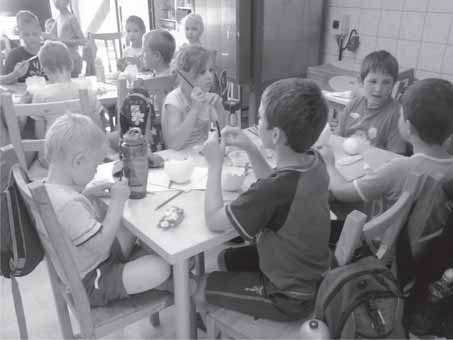 SPOLKY, KULTURA, CÕRKVE HrnËÌ ötì bar ËnÌci Po loúsk ch z plav ch jsme se letos mohli opït sejìt na zahradï naöeho övandymistra p i Ñt bor Ëkuì kter se ale v tropickèm vedru nekonal a bu tìky jsme si