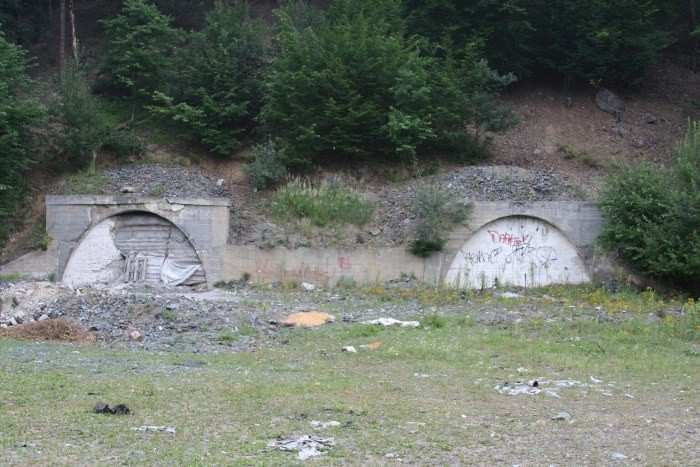 1.2 Historie štoly Josef Štola Josef byla vybudována na základě dřívějšího geologického průzkumu v oblasti tzv. Psích hor. Ražba důlních prostorů začala již kolem roku 1981.