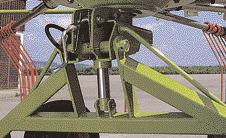 Klika zabudovaná v hydraulickém válci na tažné oji umožňuje nastavení sklonu rotoru. Pracovní výška prstů se přizpůsobuje pomocí kliky snadno a úplně stavu píce.