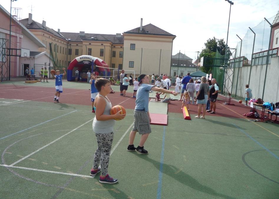 Sportovní burza V sobotu jsme 3. 9. 2016 byli na Základní škole Komenského Domažlice, konala se tam sportovní burza.