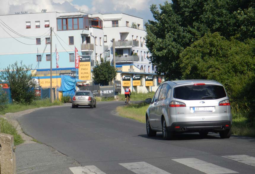 Černokostelecká čtyřpruhová komunikace se samostatným tramvajovým pásem a neudržovaným chodníkem, ve směru z centra v části VJP BUS+cyklo+TAXI hlavní a jediné přímé propojení Strašnic do průmyslové