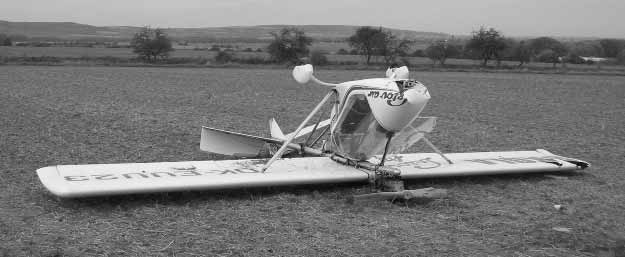 Nezvládnuté nouzové přistání pilotem krátký rozpočet. Přistání na rychlosti s nepodrovnaným UL letounem.