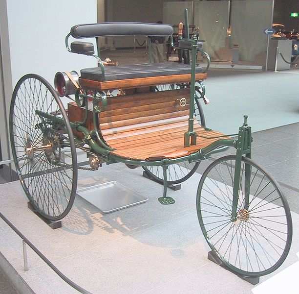 HISTORIE SPALOVACÍCH MOTORŮ Za dalšího průkopníka ve vývoji spalovacího motoru lze považovat vídeňského mechanika Marcuse, který v roce 1865 sestrojil vozidlo pro dvě osoby s benzínovým motorem
