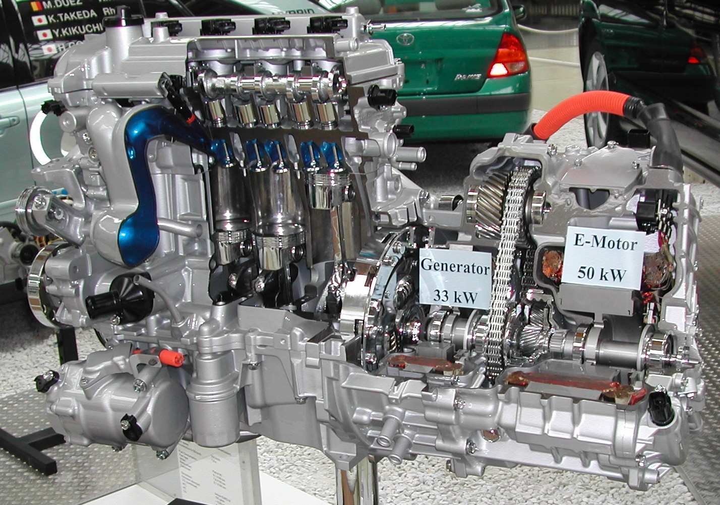 Rovněž již byl sestrojen hybridní motor, u kterého se využívá kombinace dieselova a ottova motoru, tento motor vyvinula v roce 2007 firma Mercedes-Benz a pojmenovala jej