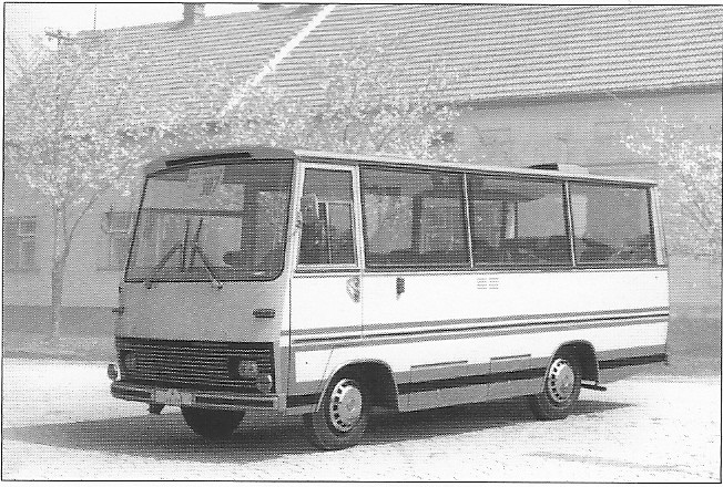 Obrázek 3 - Karosa A 30; prototyp na podvozku Saviem (4) Zhruba před třiceti lety vyráběla firma autobusy na jednom základu jak ve verzi městské, linkové i dálkové.