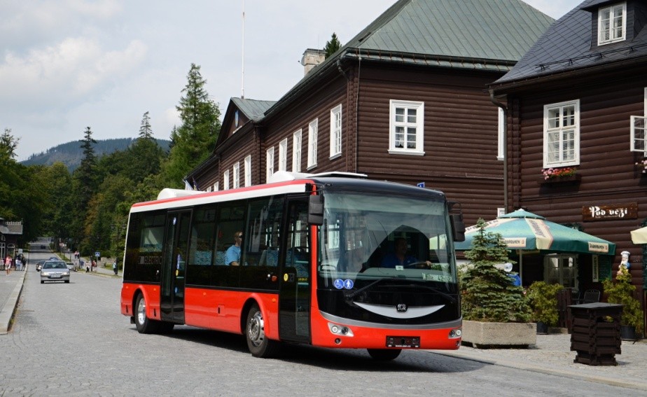 Obrázek 21 - SOR ENB 8 Elektrobus na BusWorld 2013; umístění baterií (32) První takový autobus o délce 10,5m měl svoji premiéru na výstavě Autotec 2010.