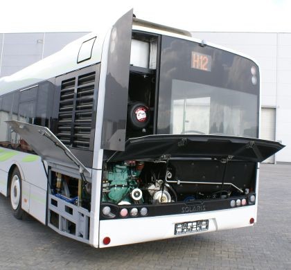 Obrázek 28 - Solaris Urbino 12 Hybrid; schéma pohonu (43) Díky elektromotoru je využit menší dieselový motor 6.7 litru Cummins 162 kw (220 HP) s emisní normou EEV a max. krouticím momentem 850 Nm.