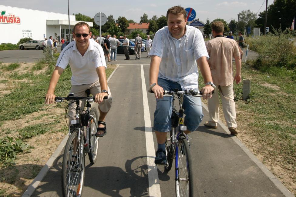 Cyklodoprava 4. etapa: 2006 Smíšené komunikace - ulice Dukelská - úsek Mohelnická Litovelská Délka: 710 m - Str elice (v obci) Délka: 425 m Povrch: zámková dlažba Cyklostezka Uničov Střelice II.