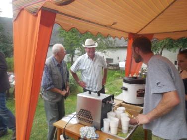 U stolů se samozřejmě nesedělo na sucho. K dispozici bylo pivo, víno i nealko. Dobré pití i jídlo patří i k náboženským oslavám. V Písmu se o tom často píše. A to jak ve Starém zákoně, tak v Novém.