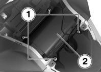 z Údržba Montáž vzduchového filtru Vložte vzduchový filtr 3. Našroubujte šrouby 1 s podložkami. Montáž středního dílu krytu ( 131).