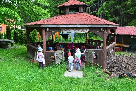 Krbový mužík (GPS: 49 36 26.736 N, 16 3 1.696 E) Tento krbový mužík byl zřejmě "prototypem" následujícího mužíka - je o něco málo širší a nižší.