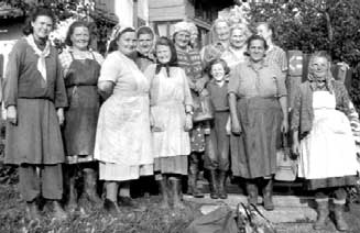 historie... Pro velk ohlas na uvefiejnûné fotografie Ïen na poli, tentokrát je tû pokraãuji na stejné téma. Doufám, Ïe se u prohlíïení dobfie pobavíte a hlavnû poznáte osoby a zavzpomínáte na nû.
