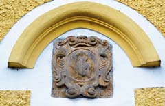 Domovní znak tkalcovského mistra Melchiora Knappa s letopočtem 1695 na domě č. p. 767 v Masarykově ulici. The coat of arms of Melichar Knap, master weaver, on house No. 767 in Masarykova Street.