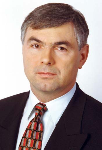 Úvodní slovo ministra zemědělství Publikace Zemědělství 2003 se dostává do Vašich rukou v době, kdy se již české zemědělství a potravinářství stalo součástí Společné zemědělské politiky, kdy dotační