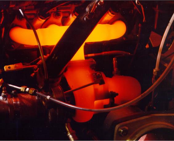 SOUČASNÉ VÝVOJOVÉ TRENDY 4.4 PŘEPLŇOVÁNÍ ZÁŽEHOVÝCH MOTORŮ U zážehových motorů je využití turbodmychadel komplikovanější.
