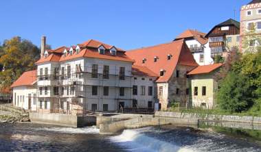 Stav na podzim 2012: Nadále se na území městské památkové rezervace daří zachovávat typy tradičních střešních krytin tj. především pálená bobrovka, případně dřevěný šindel.