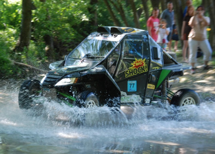 Dušan andýsek (KM acing team) Na sobotu je připraven okruh cca 120 km dlouhý, který ávodníci projedou 2x po sobě.