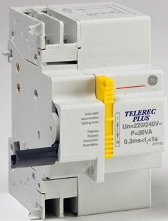 Přezka chrániče snadno vklouzne do ovladače pohonu Tele R. Pro každou řadu proudových chráničů je k dispozici specifický pohon motorového opětného připojování Tele R.