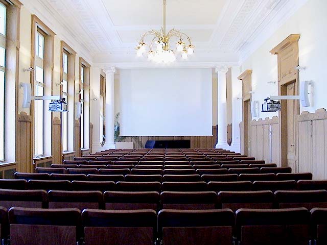 Obr.44 Vodorovné auditorium (aula C5 Pedagogické fakulty Univerzity Hradec Králové) Obr.45 Stanovení instalační výšky projekční plochy I.