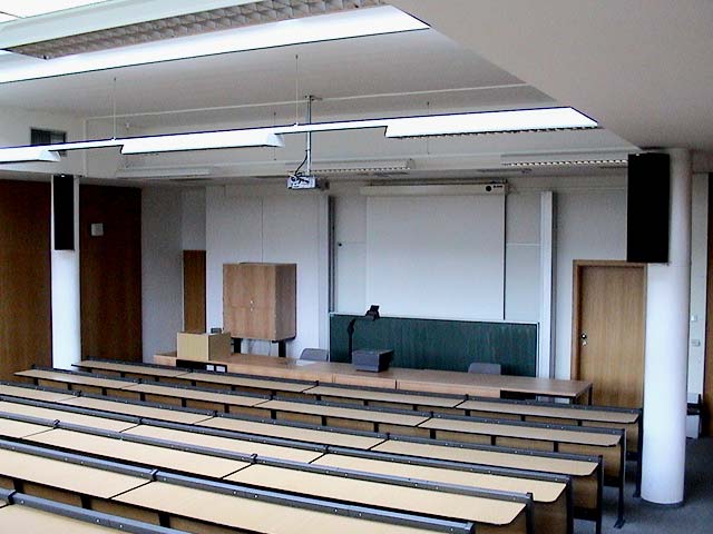 6.2.2 STUPŇOVITÉ AUDITORIUM S KONSTANTNÍ STRMOSTÍ Auditoriologie učeben nejen pro učitele Výhodnější optické poměry než vodorovné uspořádání poskytují stupňovitá auditoria.