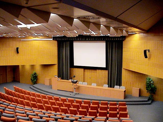 6.2.3 AUDITORIUM S PROMĚNNOU STRMOSTÍ Auditorium s proměnnou strmostí (proměnným sklonem) je další možností vertikálního uspořádání učebny (obr.49).