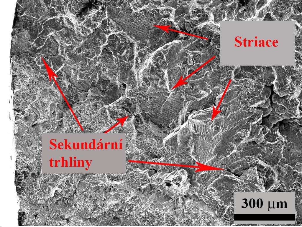 38%) fatigue crack initiation from a shrinkage pore under the surface striations found at crack length 1.5mm. Lomová plocha zkušebního vzorku cyklovaného při 900 C (εa=0,6%).