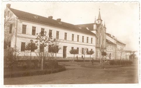 4 Historie Budova Domova na rozcestí Svitavy je bývalý klášter. Z historie kláštera nám bohužel nezůstalo mnoho zachováno. Nejstarším objektem je kaple, která byla původně dřevěná.