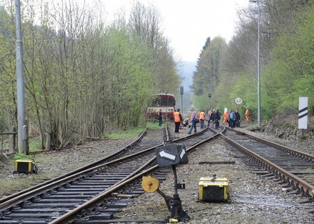 záhlaví vedena v klesání, od km 2,041 [úroveň hlavního (vjezdového) návěstidla ML] do km 2,034, tj. v délce 7 m, ve sklonu -14,44, od km 2,034 do km 1,974, tj.