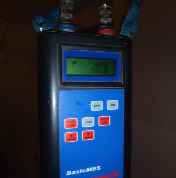 7 Pro kontrolu byla změřena i hodnota tlakové diference topné vody při odstaveném samočinném regulátoru topné vody napojeném na regulační ventil s modrou krytkou HONEYWELL typu KOMBI 3 PLUS ve