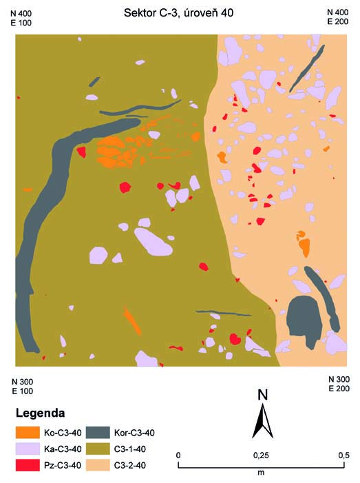 Obr. 13. Sektor C3 (úroveň 40 cm): půdorysný kontext nálezu VSE-K500. V SJ směru probíhá hranice mezi dvěma půdorysnými strukturami.