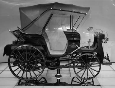 Historický vývoj > Obr. 1.12 Tatra Präsident 1897 Obr. 1.13 Ležatý motor Benz Zapalování tvořil vysokonapěťový transformátor s přerušovačem primárního okruhu a napájením z dynama (později bylo dynamo nahrazeno baterií).