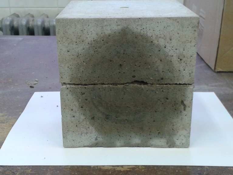 Zkouška vodonepropustnostibetonu Odolnost betonu proti chemicky agresivnímu prostředí (XA) výrazně souvisí s jeho nepropustností Nepropustnost lze měřit metodikou