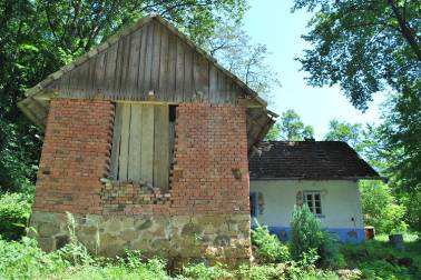 307, pohled na původní hliněnou část s komínem a nově navazujícím traktem, r. 2010. Foto A.