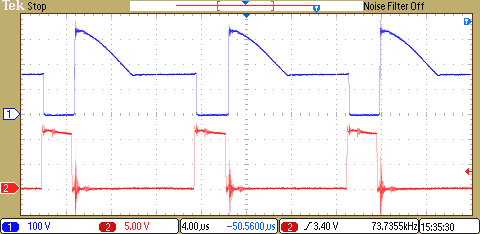 52 Obr. 3-19: Průběh napětí Drain-Source tranzistorů měniče se zátěží (nahoře) a signál z řízení (dole) Na Obr. 3-19 vidíme průběh napětí na dolních tranzistorech se zátěží na výstupu cca 1400 A.