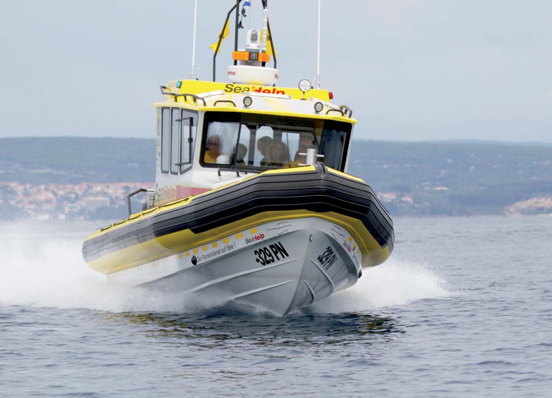 Spolehlivý partner profesionálů SeaHelp zvolil přívěsné motory Suzuki NÁMOŘNÍ ASISTENČNÍ SLUŽBA SEA- HELP SE OPÍRÁ O NĚKOLIK BEZPEČ- NÝCH BODŮ PŘI ZVLÁDÁNÍ MNOHA RŮZNÝCH VÝZEV PŘI POMOCI DRU- HÝM, A