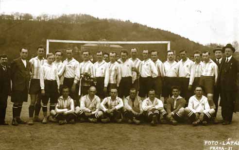 Žili mezi námi JINDŘICH VALÁŠEK SPRÁVCE POČERNICKÉHO PIVOVARU STŘELEC PRVNÍHO ČESKÉHO GÓLU Teprve před pár lety uznal fotbalový svaz, že první oficiální utkání české reprezentace bylo sehráno 1.