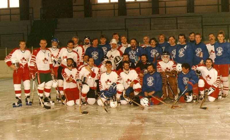 Rok 1991 24.2.1991 z utkání s celkem kanadských farmářů DERISIER Kanada Zleva stojí: Jiří Opava, Josef Kopp,?,?, Jar. Zeman, Václav Harmáček, Jar.