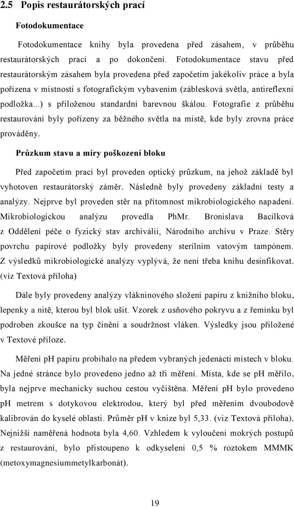 ..) s přiloženou standardní barevnou škálou. Fotografie z průběhu restaurování byly pořízeny za běžného světla na místě, kde byly zrovna práce prováděny.