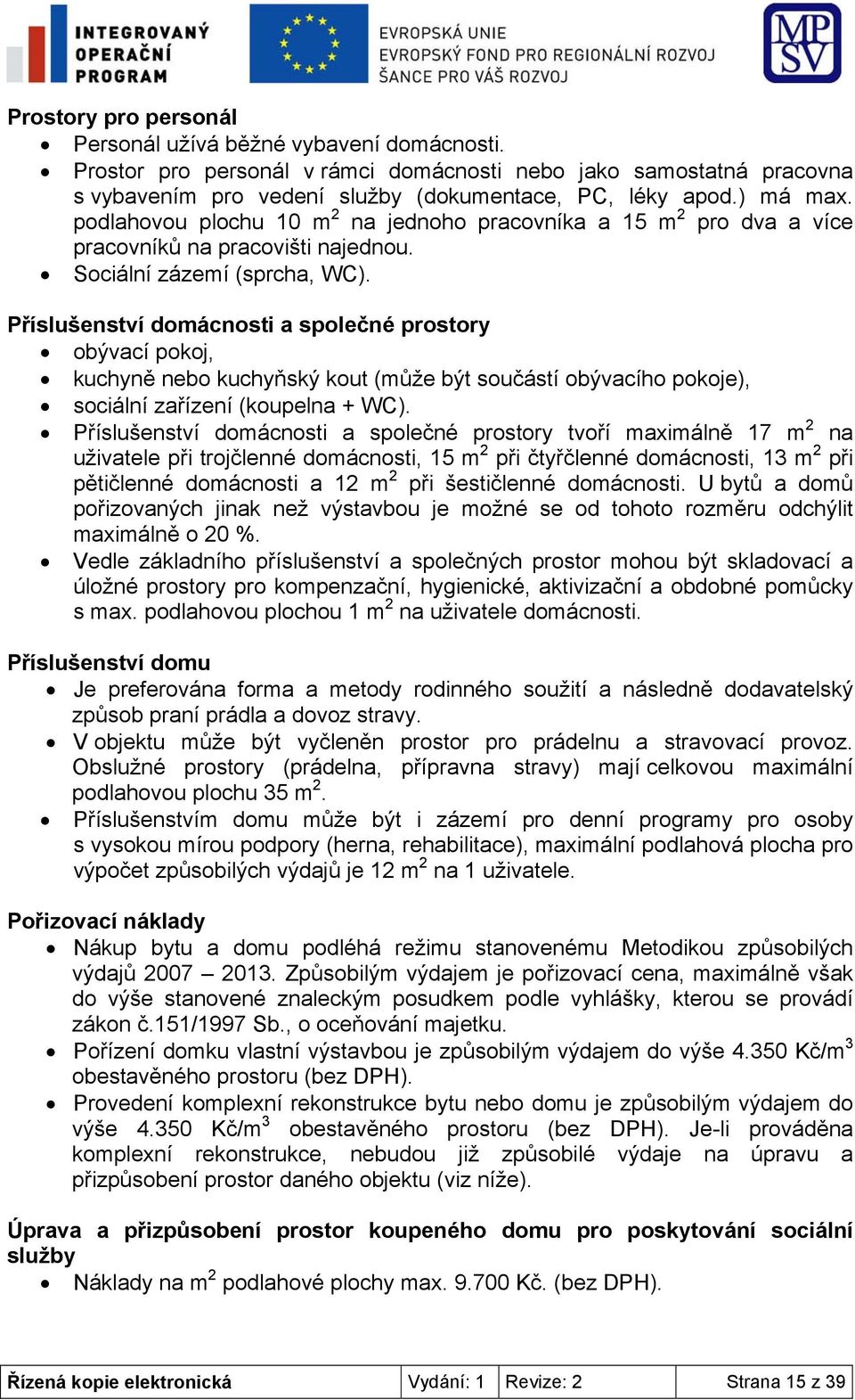 Příslušenství domácnosti a společné prostory obývací pokoj, kuchyně nebo kuchyňský kout (může být součástí obývacího pokoje), sociální zařízení (koupelna + WC).