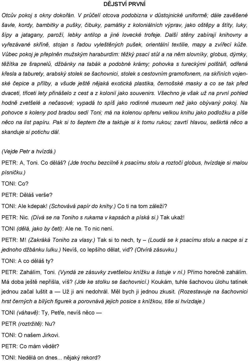 antilop a jiné lovecké trofeje. Další stěny zabírají knihovny a vyřezávané skříně, stojan s řadou vyleštěných pušek, orientální textilie, mapy a zvířecí kůže.