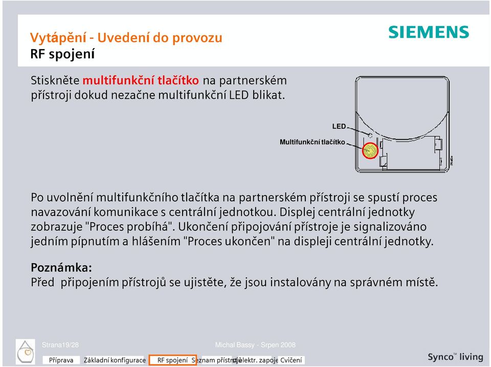 jednotkou. Displej centrální jednotky zobrazuje "Proces probíhá".