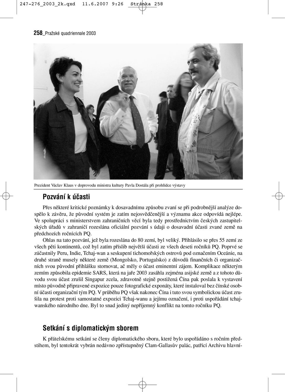 2007 9:26 Stránka 258 258_Pražské quadriennale 2003 Prezident Václav Klaus v doprovodu ministra kultury Pavla Dostála pfii prohlídce v stavy Pozvání k účasti Pfies nûkteré kritické poznámky k