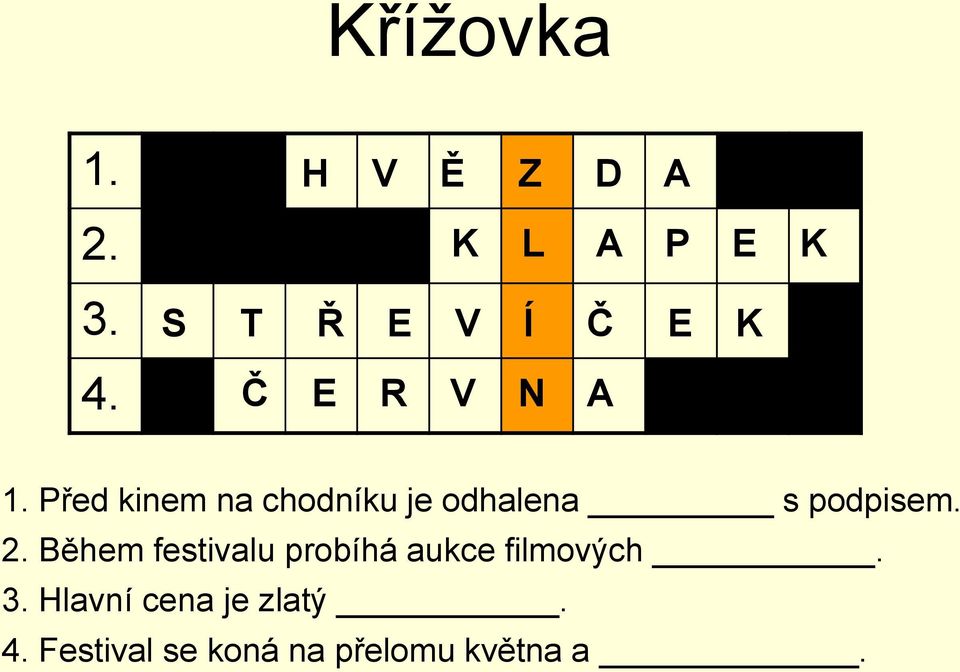 Před kinem na chodníku je odhalena s podpisem. 2.