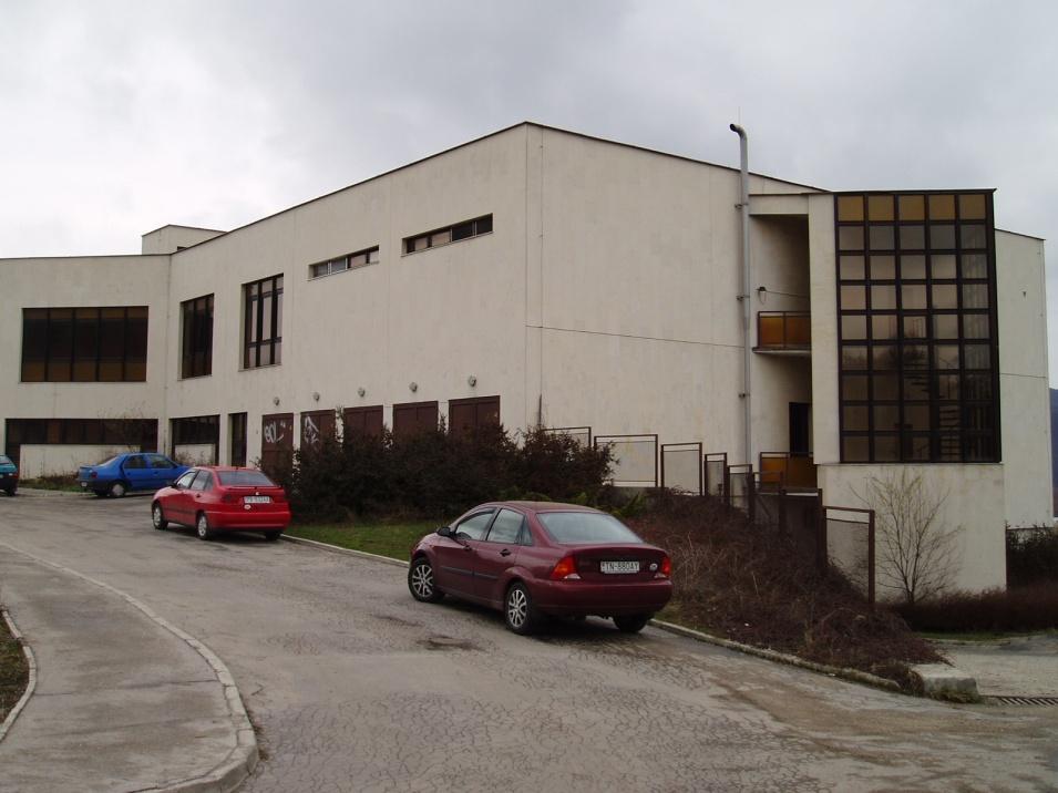 Považská Bystrica Prístupová cesta 190 6 Ide o 3-podlažný objekt (2 nadzemné podlažia a 1 podzemné podlažie) v dobrom technickom stave. Budova je napojená na verejné rozvody inžinierskych sietí.