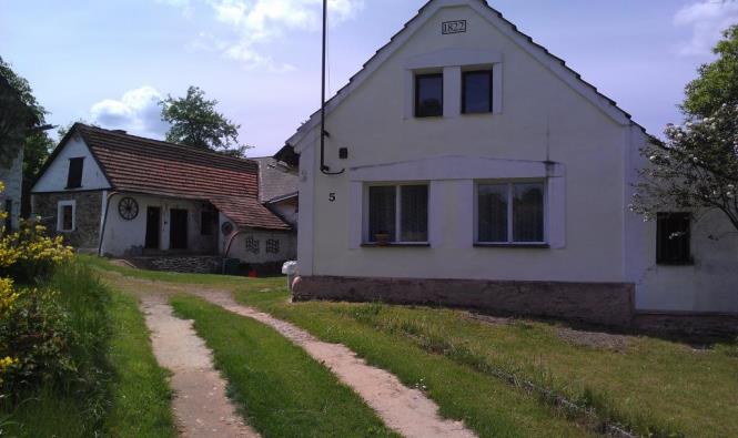 16 Prodej rodinného domu o dispozici 3+1 s uzavřeným dvorkem o CP 196 m2 v Soběslavi. Dům je vzdálený cca 5 minut chůze od centra města. V přízemí domu jsou tři pokoje, kuchyně a koupelna s WC.