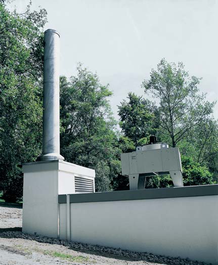 Kogenerační jednotka Pro koupaliště Trossingen byla v roce 1999 postavena kogenerační jednotka. Dieselagregát dodává elektřinu a teplo.